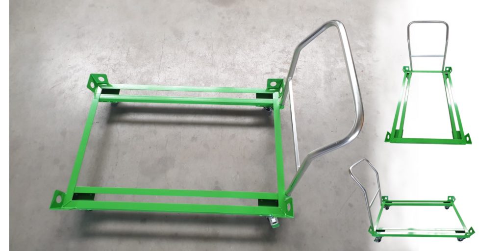 grüner Plattformwagen mit Schiebebügel